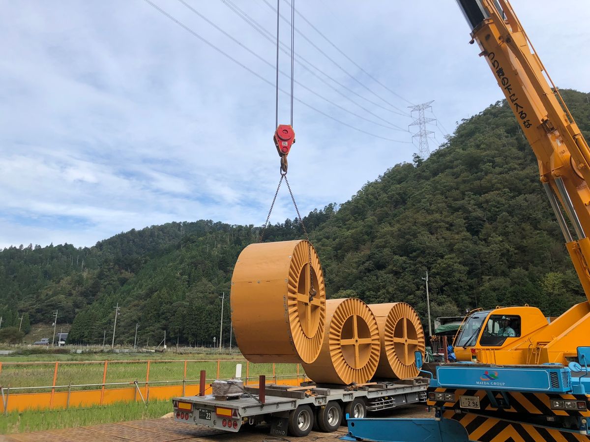 電線ドラムをクレーンで吊り上げる作業